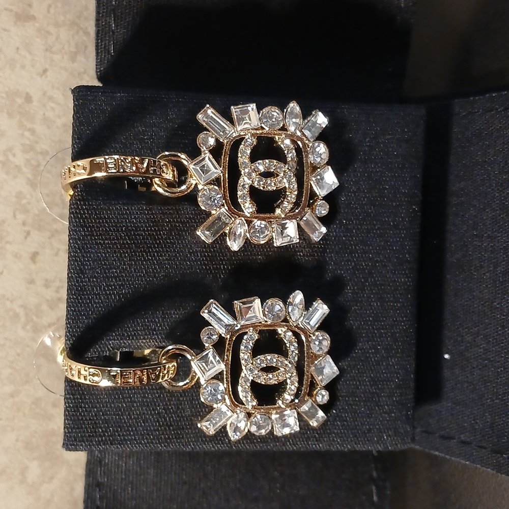 WOMEN'S CHANEL CC LOOP PENDANT CRYSTAL RHINESTONE GOLD TONE LOGO